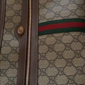 Selling authentic Gucci pouch , comes with receipt dust bag & box